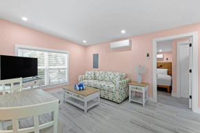Charming Suite with Balcony and Bikes in Historic Sandpiper Inn